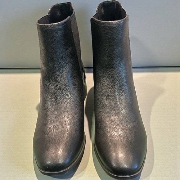 Reaction Kenneth Cole Black Chelsea Block Heel Ankle Boots. - Picture 8 of 8